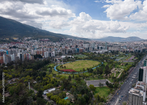 Vista aérea del Parque La Carolina en la ciudad de Quito, Ecuador, el distrito financiero de la ciudad.