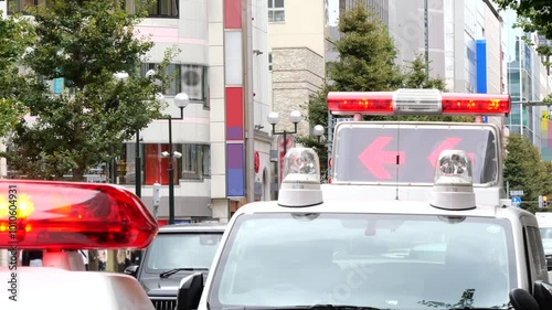 パトカーと事故処理車　事故の文字が表示される電光掲示板　都市イメージ