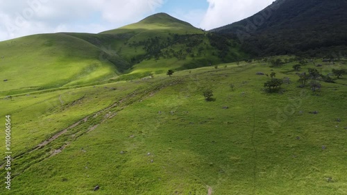 大分県の湯布院の由布岳の空撮動画