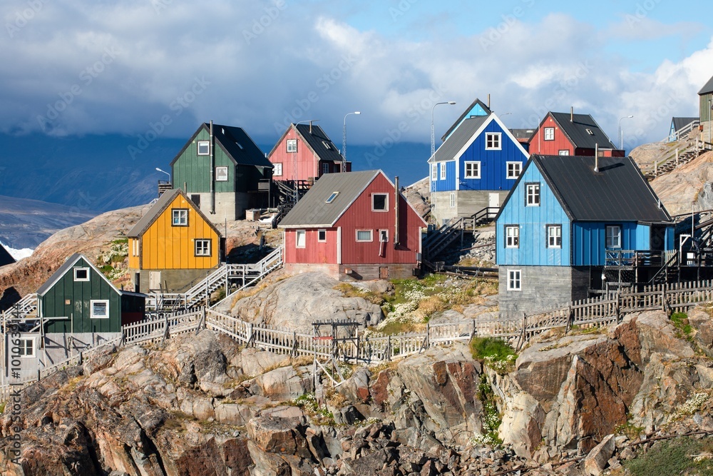 Φωτογραφία Baffin Bay, the colorful typical houses in the small village of Uummannaq, the Greenland