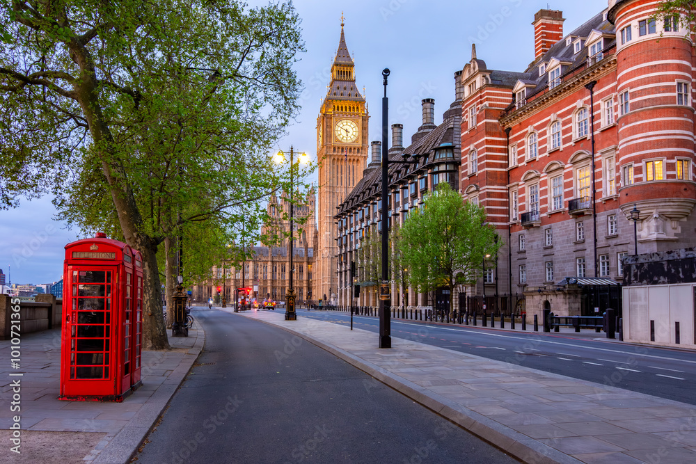 Φωτογραφία Red telephone boxes on Victoria embankment and Big Ben tower, London, UK