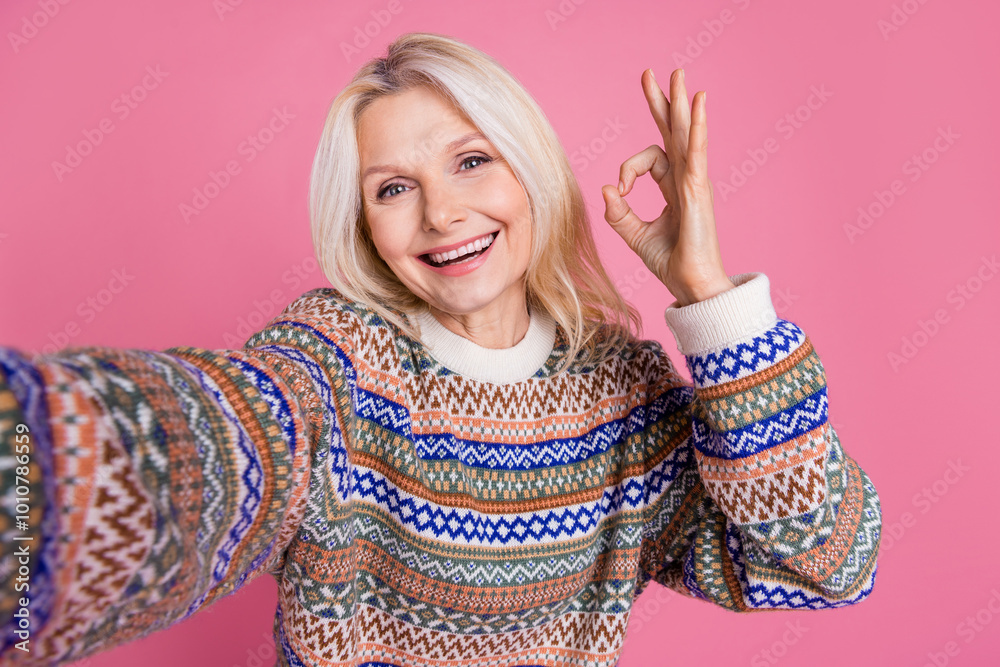 Φωτογραφία Portrait of pretty aged woman take selfie show okey wear sweater isolated on pin