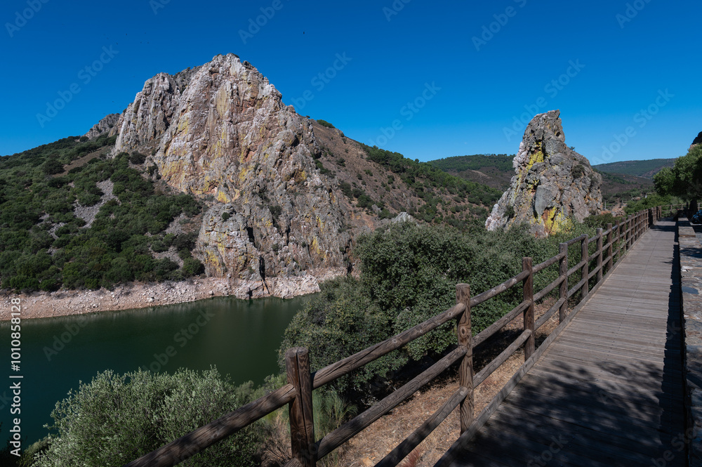 Φωτογραφία View of El Salto del Gitano lookout spot for birds in Monfrague National Park, S