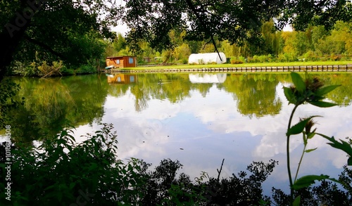 Jardin flottant des hortillonnages d'Amiens. Chemin de halage des anciens marais de maraîchers sur le canal de la Somme France Europe photo