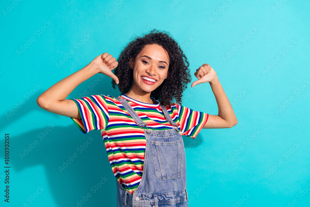 Φωτογραφία Photo portrait of pretty young girl point self proud wear trendy denim outfit is