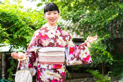 街歩きをする着物の女性