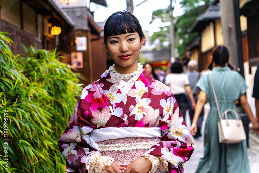 街歩きをする着物の女性
