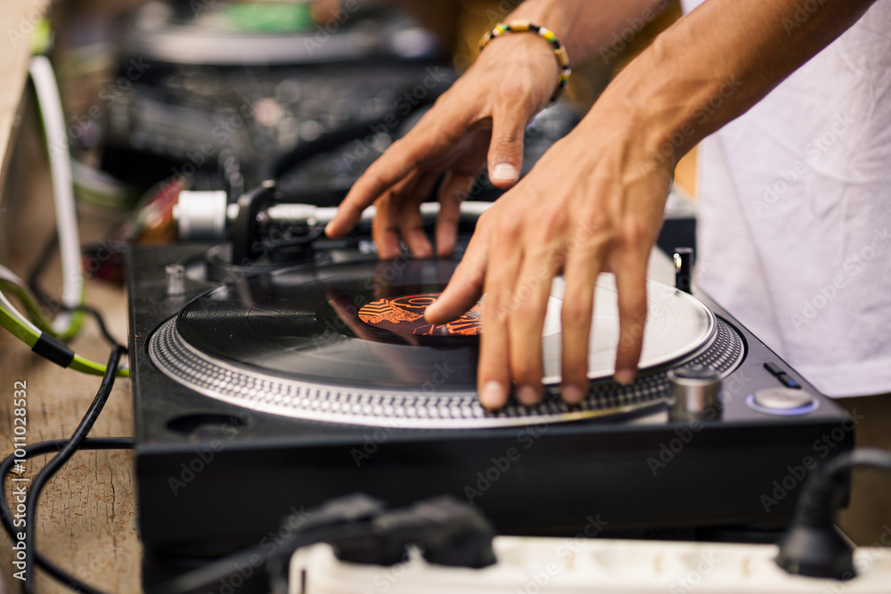 Dj scretch su un vinile ad una festa Dj scretch su un vinile ad una festa