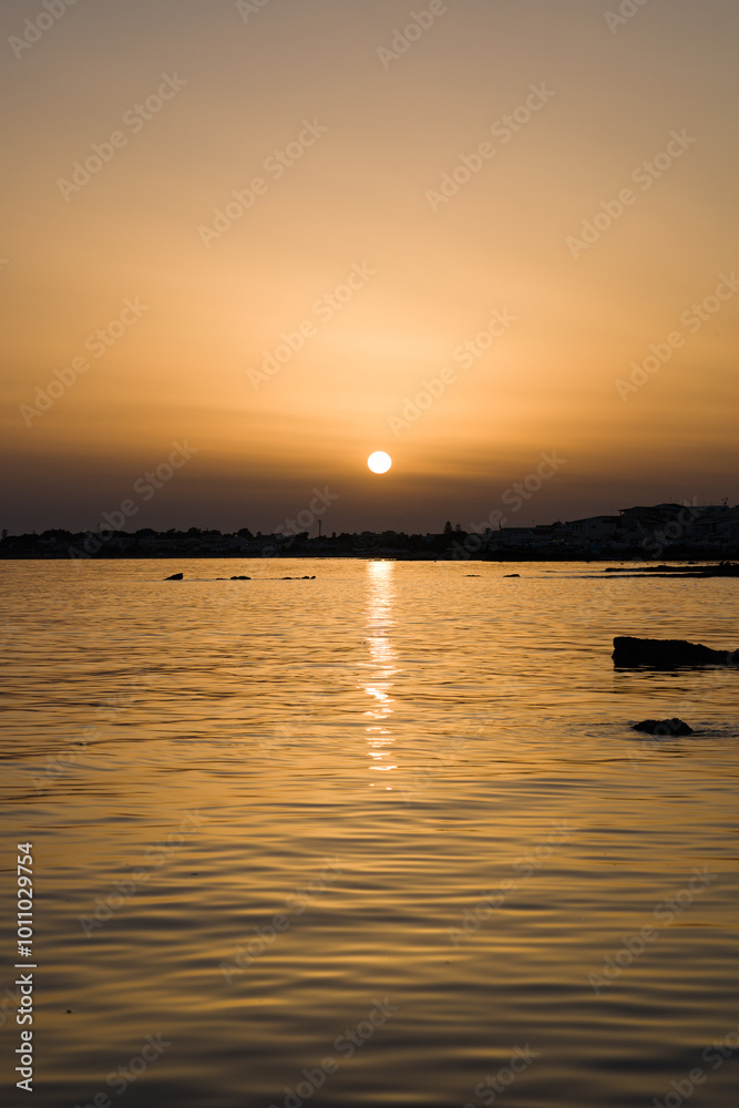 Tramonto a Marina di Ragusa con la costa e il faro di Puntasecca sullo sfondo Tramonto a Marina di Ragusa con la costa e il faro di Puntasecca sullo sfondo