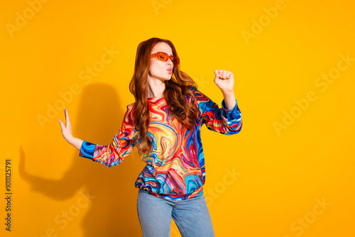 Bild auf Leinwand Photo of nice girl with foxy hairstyle dressed print shirt in sunglass sing in i