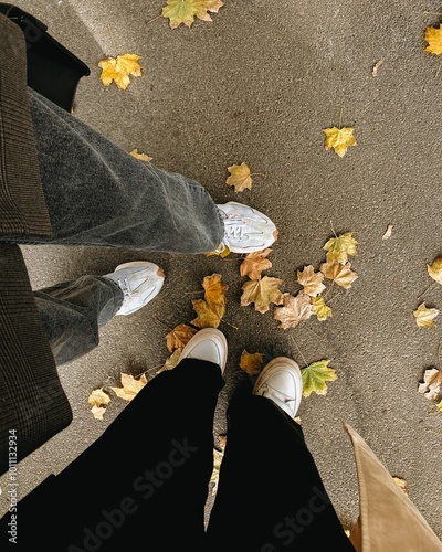 Obraz na plátně It's fall in the city and there are fall leaves underfoot