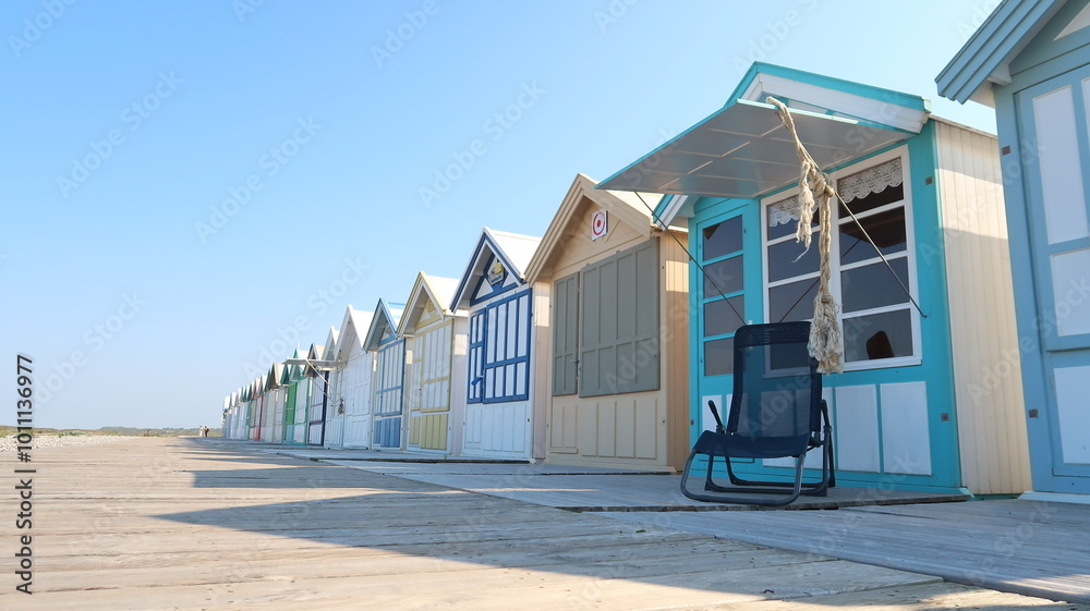 Cabines de plage à Cayeux sur Mer, dans la Somme, en Picardie / Hauts-de-France, avec un transat sous un auvent, devant les planches du chemin de promenade (France) Cabines de plage à Cayeux sur Mer, dans la Somme, en Picardie / Hauts-de-France, avec un transat sous un auvent, devant les planches du chemin de promenade (France)