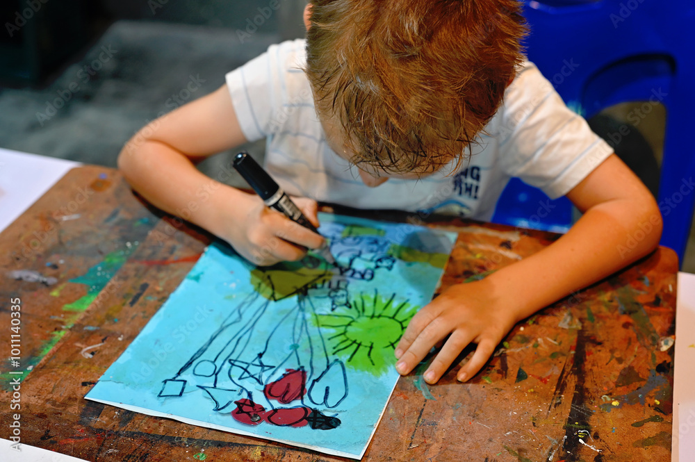 Obraz premium Boy doing art project