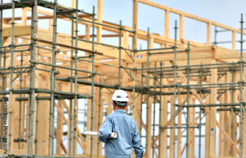 住宅建築工事の点検を行うエンジニア 住宅建築工事の点検を行うエンジニア