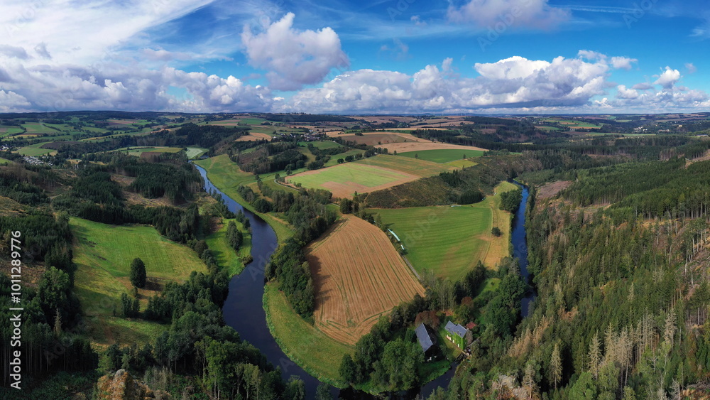 Luftbild der malerischen Flussschleife am Petersgrat Blick, die sich durch eine vielfältige Landschaft schlängelt. Die Szene wirkt ruhig und idyllisch. Joditz, Köditz, Oberfranken, Deutschland. Luftbild der malerischen Flussschleife am Petersgrat Blick, die sich durch eine vielfältige Landschaft schlängelt. Die Szene wirkt ruhig und idyllisch. Joditz, Köditz, Oberfranken, Deutschland.
