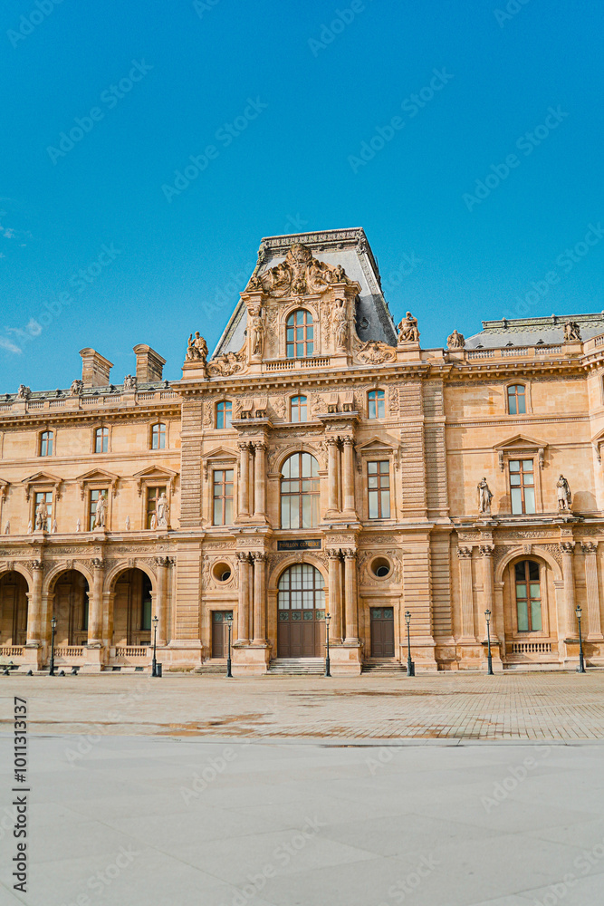 Obraz premium Classic Baroque Architecture of the Louvre Museum Facade