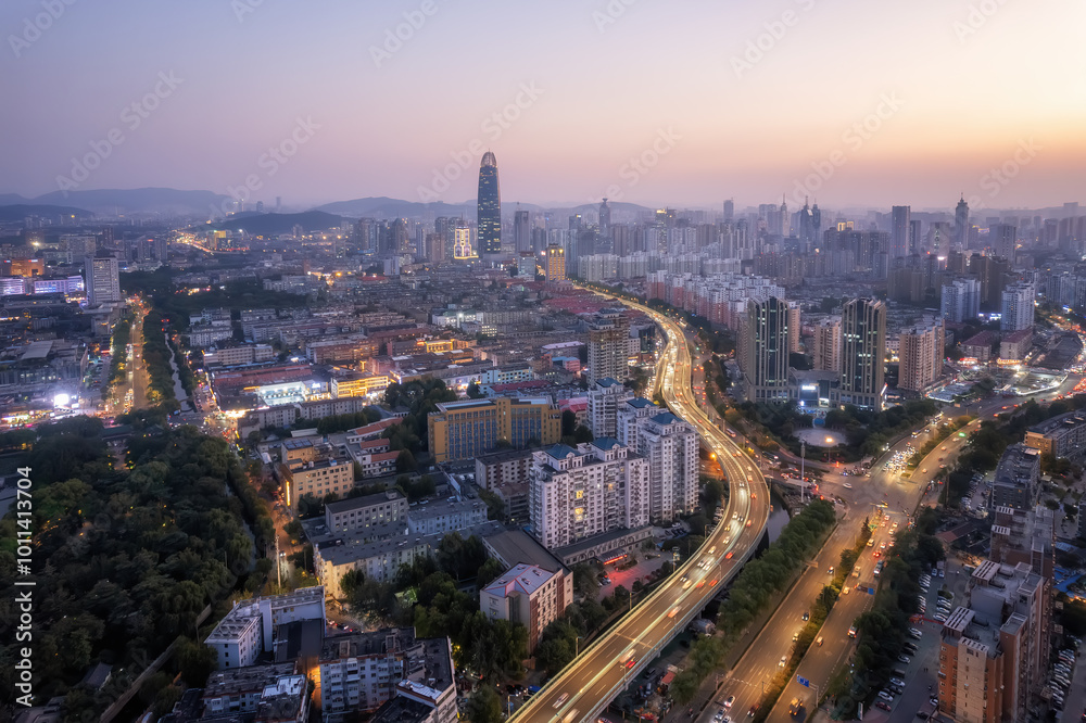 Fototapeta premium Captivating Urban Cityscape at Dusk with Glowing Lights
