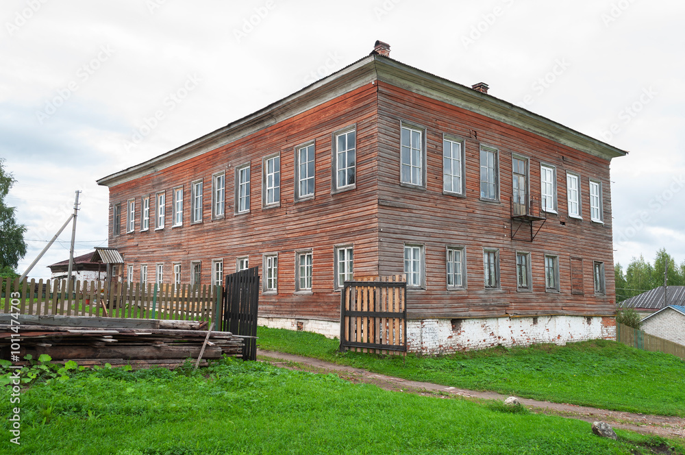 Φωτογραφία Old traditional two-storey wooden house in Kholmogory town, Arkhangelsk region,