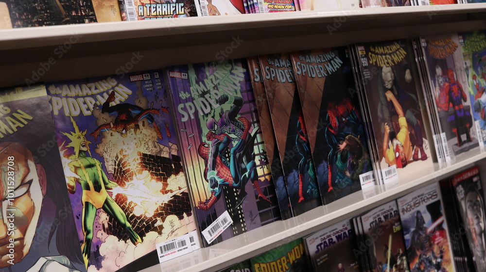 Obraz premium CARDIFF, MID GLAMORGAN, WALES UK - OCTOBER 3, 2024: SPIDERMAN COMIC BOOKS ON SHELVES DISPLAY PAPERBACKS 