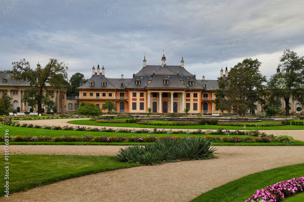 Morgenstimmung im Herbst, Schloss und Park Pillnitz an der Elbe bei Dresden, Sachsen, Deutschland Morgenstimmung im Herbst, Schloss und Park Pillnitz an der Elbe bei Dresden, Sachsen, Deutschland