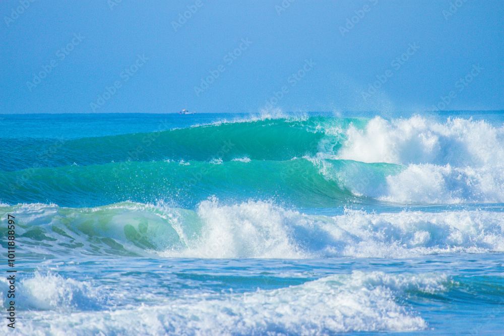 Obraz premium seascape where the waves break right
