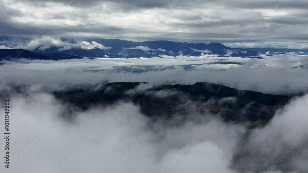 Nubes drone montaña Nubes drone montaña