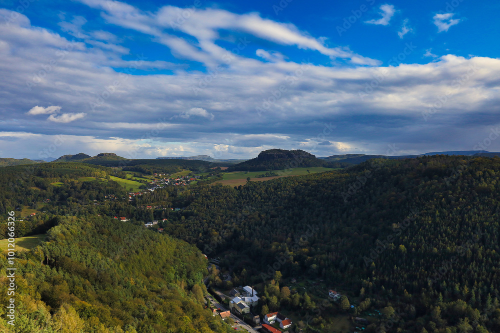 Naklejka premium Panorama von der Festung Königstein über die dicht bewaldeten Täler und sanften Hügel der Sächsischen Schweiz im spätsommerlichen Licht, Königstein, Elbsandsteingebirge, Sachsen, Deutschland 