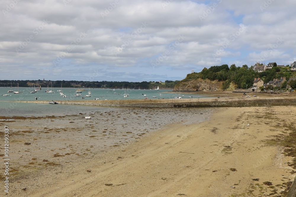 La plage le long de la rivière la Rance, village de Saint-Suliac, département d'Ille et Vilaine, Bretagne, France La plage le long de la rivière la Rance, village de Saint-Suliac, département d'Ille et Vilaine, Bretagne, France