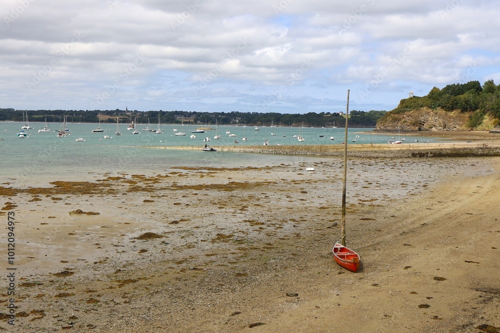 La plage le long de la rivière la Rance, village de Saint-Suliac, département d'Ille et Vilaine, Bretagne, France La plage le long de la rivière la Rance, village de Saint-Suliac, département d'Ille et Vilaine, Bretagne, France