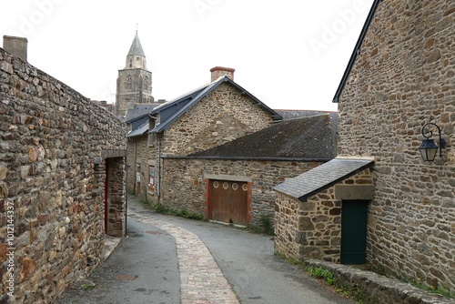 Vieille rue typique, village de Saint-Suliac, département d'Ille et Vilaine, Bretagne, France photo