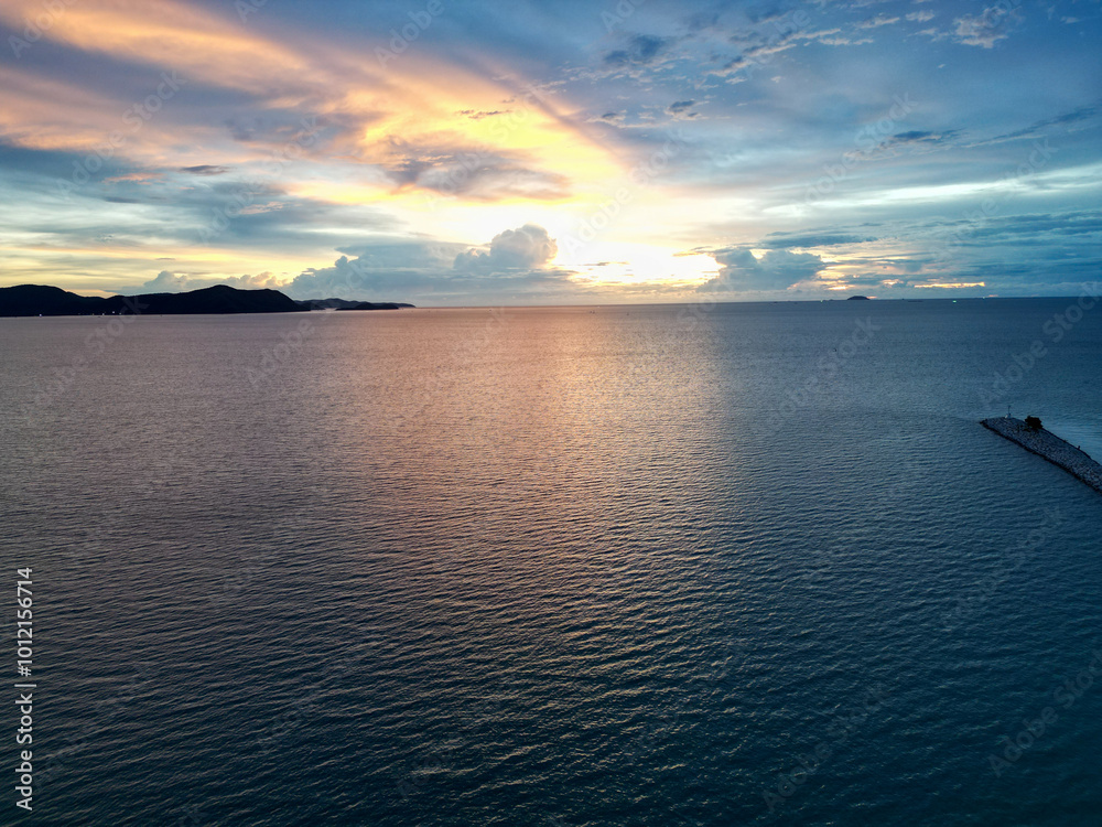 Fototapeta premium 컬러풀한 노을과 함께하는 태국 파타야 남부의 나좀티엔 해변과 선착장, 방파제