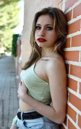 una preciosa modelo rubia en un parque