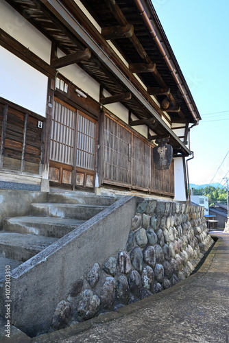 	城端・坡場の坂（はばのさか） 石垣、瓦屋根、細かい縦格子を基調とした町家が両側に立ち並ぶ通り photo