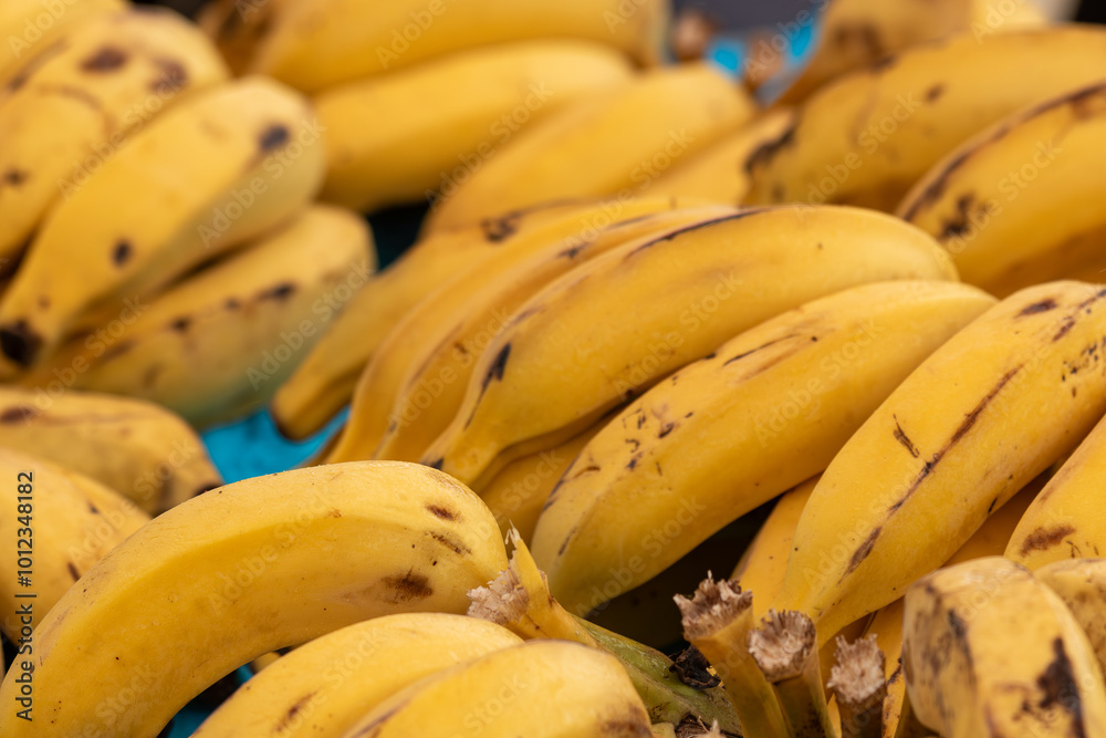 Close-up de bananas maduras com manchas escuras em mercado Close-up de bananas maduras com manchas escuras em mercado