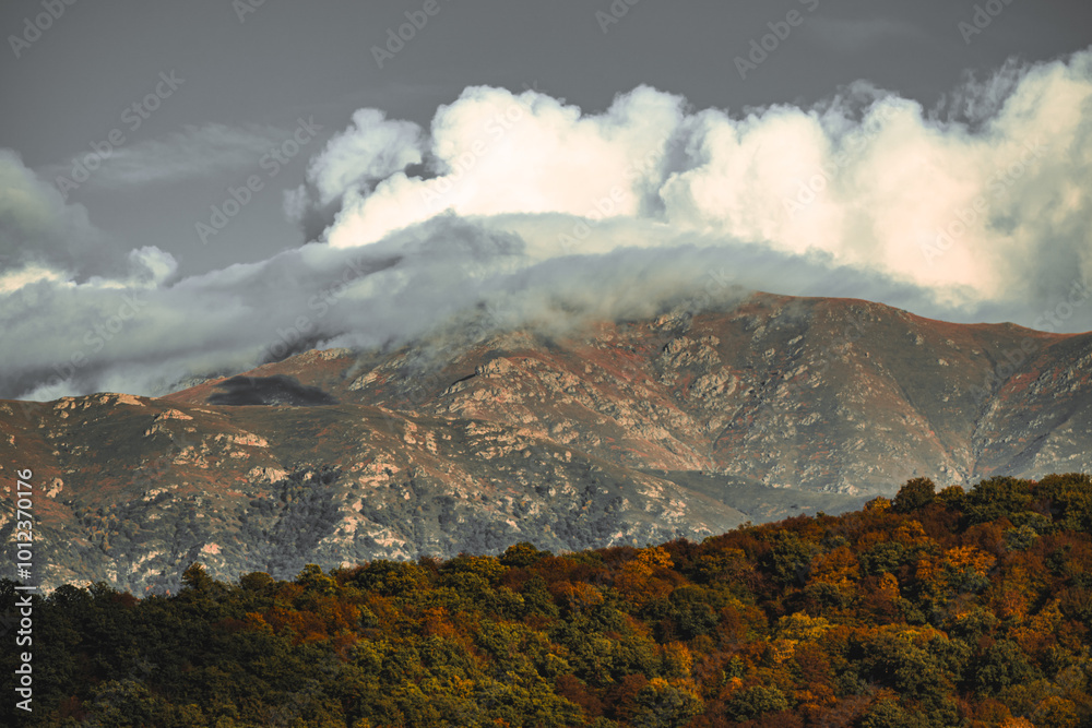 Fototapeta premium Majestic Mountain Range with Cloud-Covered Peaks