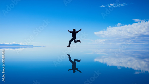 Wallpaper Mural ウユニ塩湖でジャンプする人 Torontodigital.ca