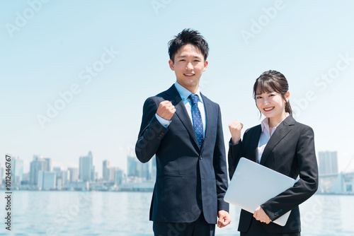 Wallpaper Mural 就職・転職・リクルート・青空の中に立つスーツ姿の男女・ビジネスマンとビジネスウーマン
 Torontodigital.ca