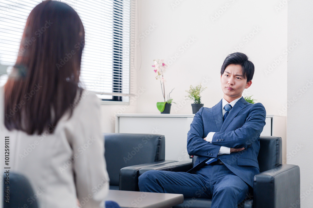 交渉が決裂して横柄な態度をとる営業マン Stock Photo | Adobe Stock