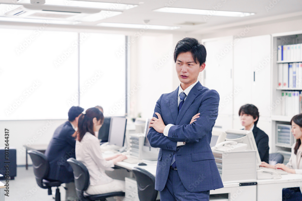 オフィスで悩むスーツを着たビジネスマン