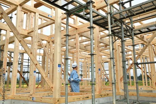 注文住宅建築工事の点検を行う現場監督