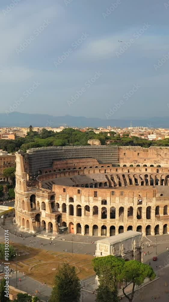 Vista aerea del Il colosseo a Roma. Italia.
Vista dall'alto del colosseo o anfiteatro Flavio, emblema della città di Roma. Video Verticale. 