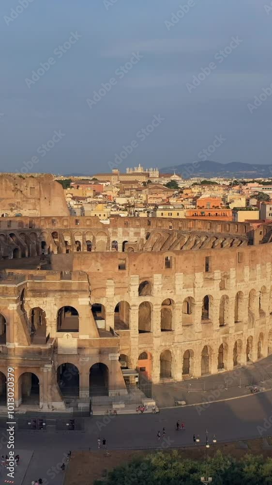 Vista aerea del Il colosseo a Roma. Italia.
Vista dall'alto del colosseo o anfiteatro Flavio, emblema della città di Roma. Video Verticale. 