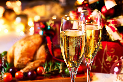 クリスマス、クリスマスパーティー、テーブルの上にシャンパーニュと鶏肉