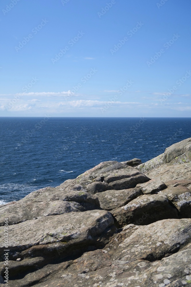 Aussicht aufs Meer vom Kullaberg auf der schwedischen Halbinsel Kullen an einem sonnigen Sommertag Aussicht aufs Meer vom Kullaberg auf der schwedischen Halbinsel Kullen an einem sonnigen Sommertag