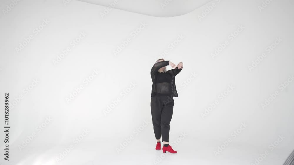An Engaging Dynamic Dance Performance Set Within a Minimalist Artistic Environment An Engaging Dynamic Dance Performance Set Within a Minimalist Artistic Environment