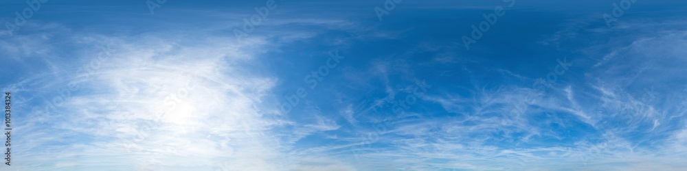 Nahtloses Panorama mit blau-weißem Himmel 360-Grad-Ansicht mit schöner Cirrus-Bewölkung zur Verwendung in 3D-Grafiken als Himmelskuppel oder zur Nachbearbeitung von Drohnenaufnahmen Nahtloses Panorama mit blau-weißem Himmel 360-Grad-Ansicht mit schöner Cirrus-Bewölkung zur Verwendung in 3D-Grafiken als Himmelskuppel oder zur Nachbearbeitung von Drohnenaufnahmen