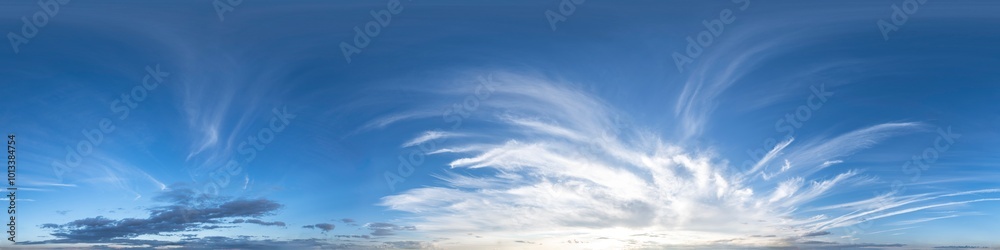 Nahtloses Panorama mit wolkigem Himmel - 360-Grad-Himmels-Ansicht mit Cirren und Haufenwolken am Abend zur Verwendung in 3D-Grafiken als Himmelskuppel oder zur Nachbearbeitung von Drohnenaufnahmen Nahtloses Panorama mit wolkigem Himmel - 360-Grad-Himmels-Ansicht mit Cirren und Haufenwolken am Abend zur Verwendung in 3D-Grafiken als Himmelskuppel oder zur Nachbearbeitung von Drohnenaufnahmen