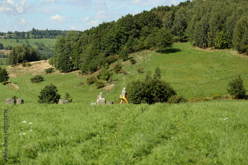 Turyści z plecakami chodzą po górach, kobieta i mężczyzna, kamienny krąg. photo