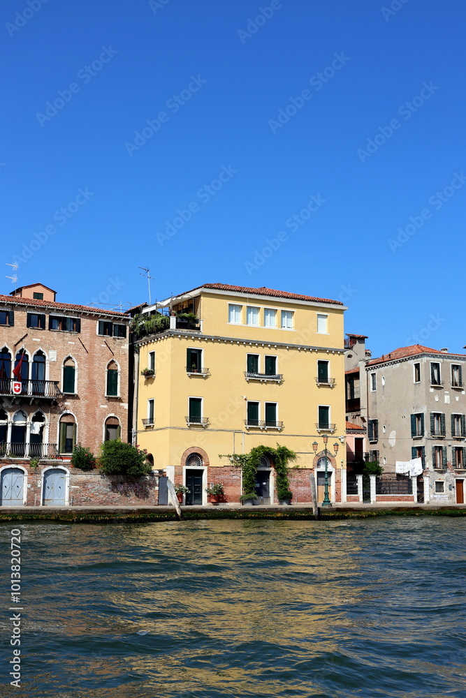 Obraz premium Häuser am Ufer von Dorsoduro in Venedig