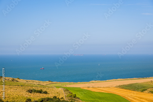 Les prairies de Cap Blanc Nez, la manche, et l'Angleterre au loin photo